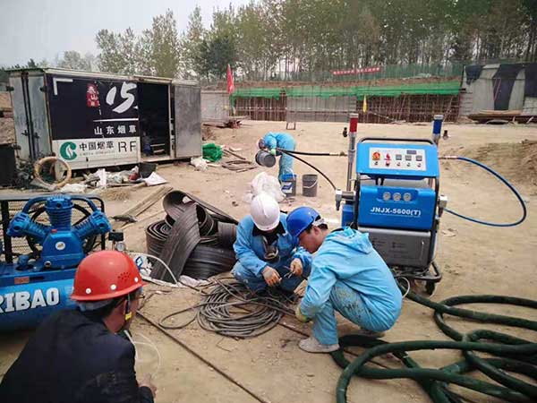 聚脲噴涂機(jī)JNJX-H5600(T)(圖1) 聚脲噴涂機(jī)JNJX-H5600(T)客戶培訓(xùn)