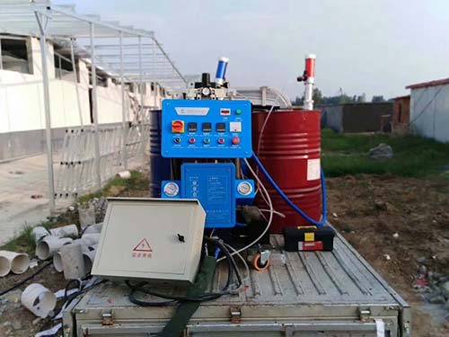 豬舍保溫聚氨酯材料用什么噴涂機(jī)(圖2) 豬舍養(yǎng)殖場頂棚保溫聚氨酯噴涂施工