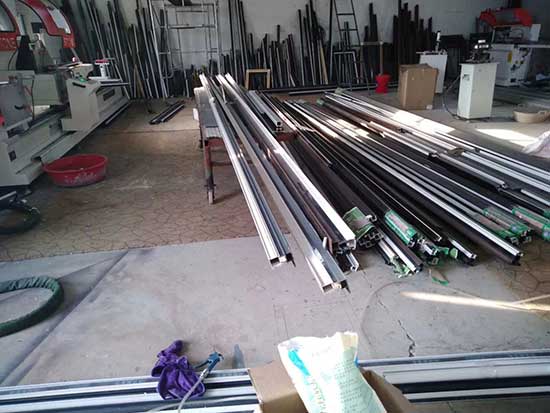 鋁型材聚氨酯隔熱澆注門(mén)窗保溫噴涂機(jī)(圖1) 鋁型材聚氨酯隔熱澆注門(mén)窗保溫噴涂