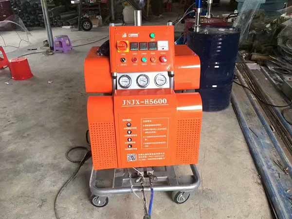 樓房做保溫層的聚氨酯材料用什么發(fā)泡機(jī)?(圖2) H5600樓房做保溫層的聚氨酯材料噴涂發(fā)泡機(jī)