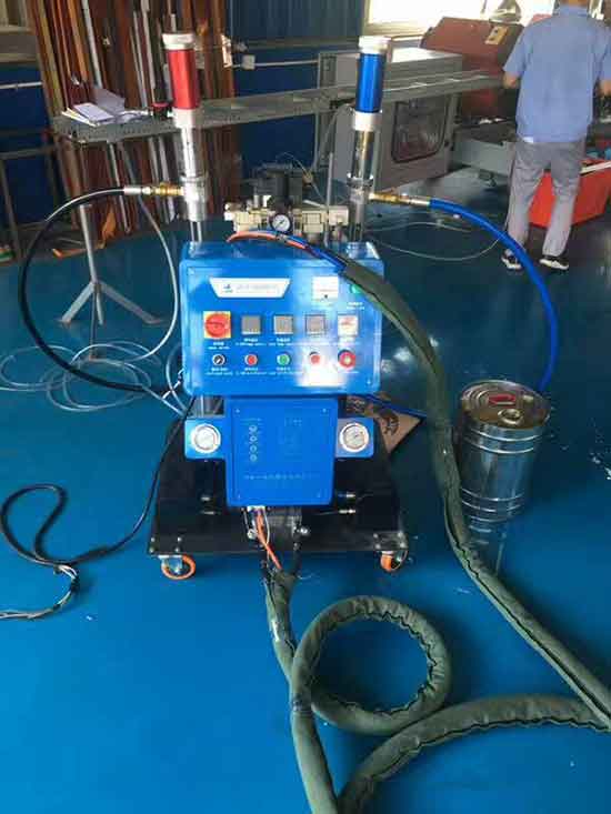 包裝箱物品包裝填充聚氨酯防摔 小型聚氨酯噴涂機效果怎么樣(圖2) 小型聚氨酯噴涂機包裝箱物品包裝填充