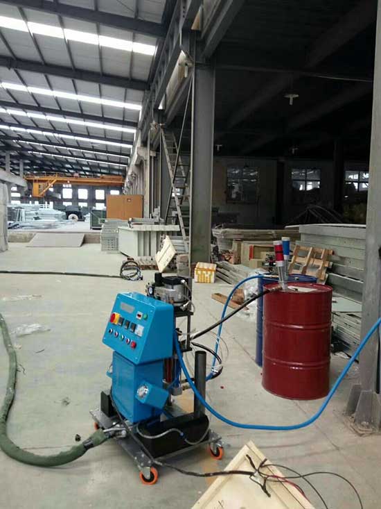 鄭州聚氨酯噴涂機(jī)(圖1) 鄭州聚氨酯噴涂機(jī)輕鋼別墅保溫施工