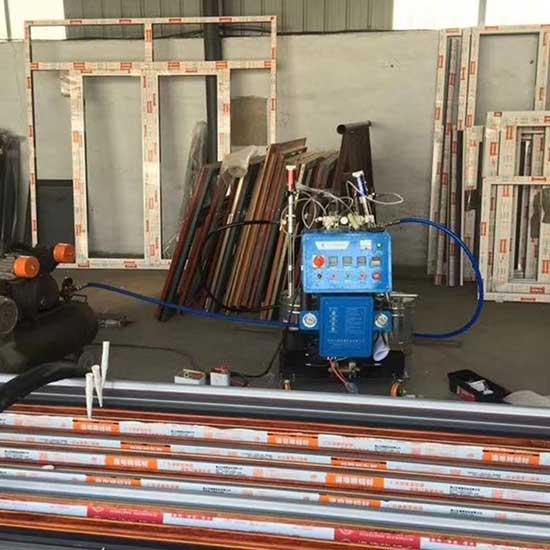 斷橋鋁門窗灌注聚氨酯(圖2) 小型Q2600D斷橋鋁門窗灌注聚氨酯發(fā)泡設(shè)備