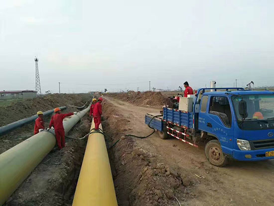 聚氨酯補(bǔ)口注料機(jī)(圖1) 聚氨酯補(bǔ)口機(jī)Q2600系列施工現(xiàn)場(chǎng)