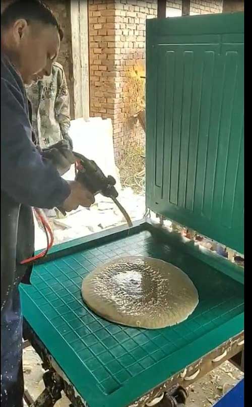 養(yǎng)殖場仔豬電熱板 聚氨酯材料發(fā)泡機(jī)(圖2) 養(yǎng)殖場仔豬電熱板 聚氨酯材料發(fā)泡機(jī)案例