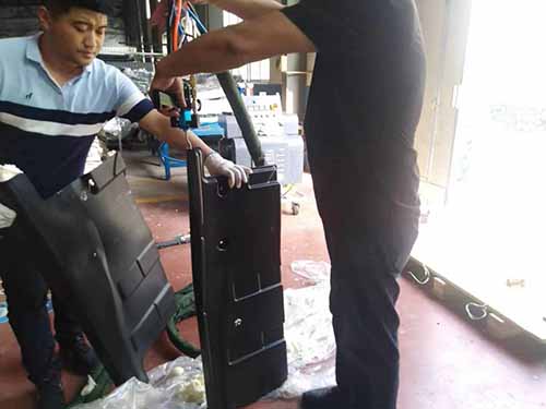 汽車(chē)配件聚氨酯填充(圖1) H5600D液壓聚氨酯發(fā)泡機(jī)在山東諸城用于汽車(chē)配件聚氨酯填充