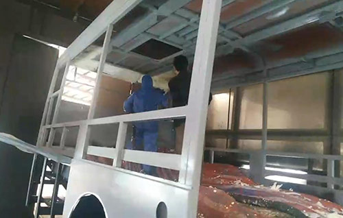 聚氨酯車(chē)輛內(nèi)飾頂棚噴涂發(fā)泡保溫(圖2) 聚氨酯車(chē)輛內(nèi)飾頂棚噴涂發(fā)泡保溫