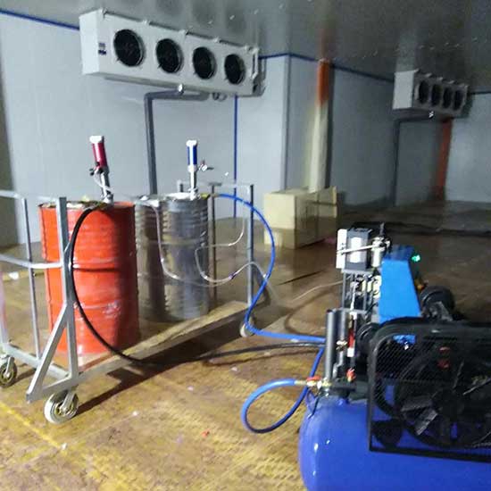 冷庫(kù)噴涂保溫聚氨酯發(fā)泡機(jī)(圖2) Q2600冷庫(kù)噴涂保溫聚氨酯發(fā)泡機(jī)施工