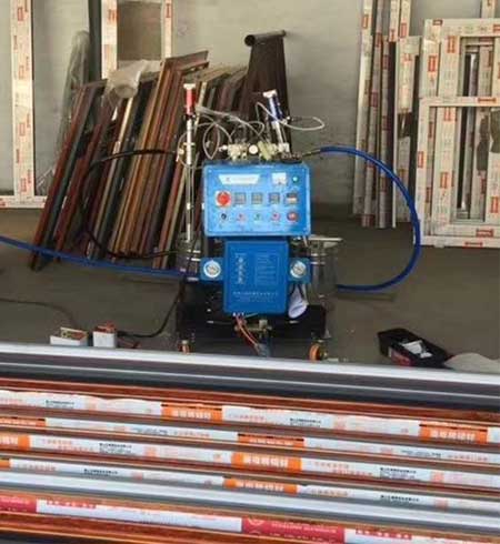 小型聚氨酯噴涂機器(圖1) 小型聚氨酯噴涂機器斷橋鋁澆注