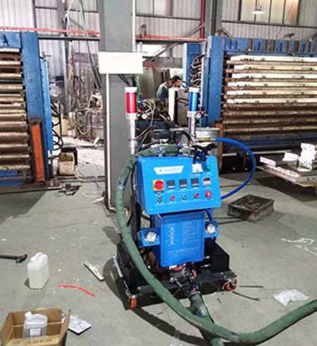 聚氨酯門(mén)板噴塑(圖1) Q2600D聚氨酯門(mén)板噴塑設(shè)備