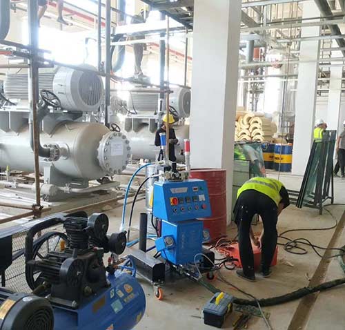 碼頭用聚氨酯實(shí)心填充護(hù)舷 聚氨酯噴涂設(shè)備(圖2) Q2600D定時(shí)定量澆注聚氨酯噴涂機(jī)