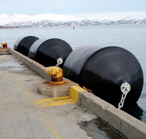 碼頭用聚氨酯實(shí)心填充護(hù)舷 聚氨酯噴涂設(shè)備(圖1) 碼頭用聚氨酯實(shí)心填充護(hù)舷案例