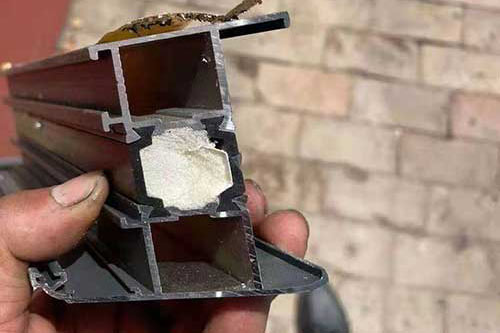 斷橋鋁填充聚氨酯發(fā)泡材料工藝斷橋鋁填充專用聚氨酯噴涂設(shè)備(圖4) 斷橋鋁填充聚氨酯發(fā)泡材料