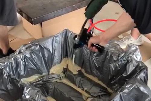 現(xiàn)場(chǎng)發(fā)泡包裝緩沖泡沫澆注聚氨酯機(jī)器(圖2) 現(xiàn)場(chǎng)發(fā)泡包裝緩沖泡沫澆注聚氨酯案例