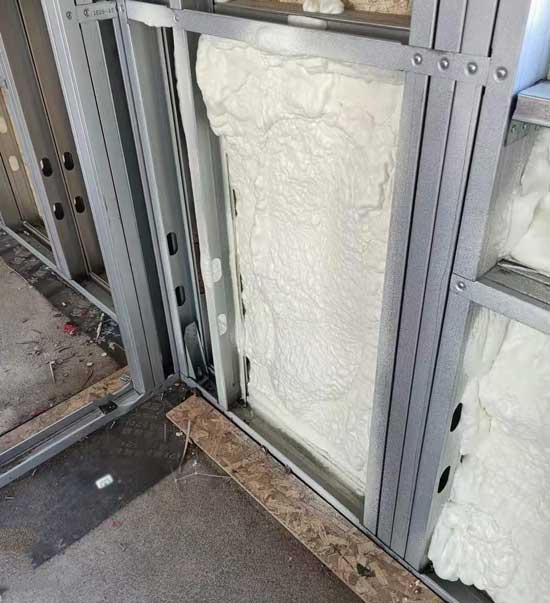 聚氨酯噴涂機(jī)JX-H-T40集裝箱房活動房屋頂保溫隔音(圖2) 集裝箱房活動房屋頂保溫