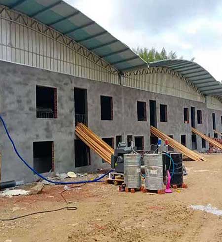 養(yǎng)殖場(chǎng)頂棚保溫用什么材料(圖3) 養(yǎng)殖場(chǎng)頂棚保溫聚氨酯噴涂案例