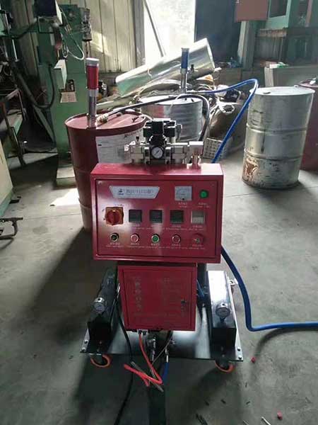 聚氨酯發(fā)泡熱水器(圖2) JNJX-III(H)型太陽(yáng)能聚氨酯發(fā)泡機(jī)