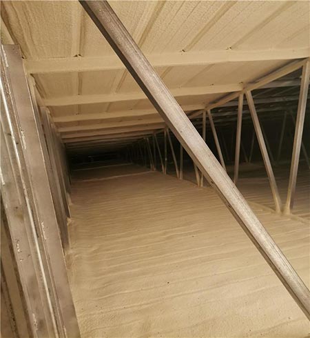 現(xiàn)場發(fā)泡聚氨酯噴涂適合建筑保溫節(jié)能(圖2) 屋頂保溫聚氨酯噴涂施工